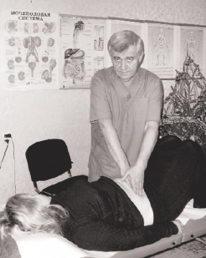 Лікар Микола Насіковський масажує пацієнтці внутрішні органи