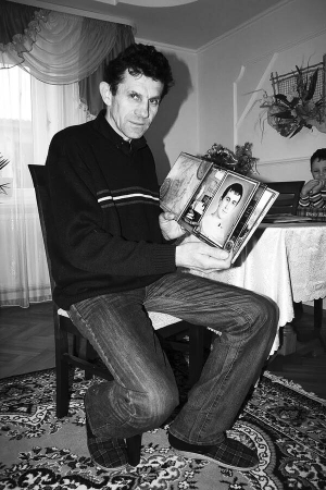 Іван Лабайчук із села Красносільці на Тернопільщині показує портрет свого сина Василя