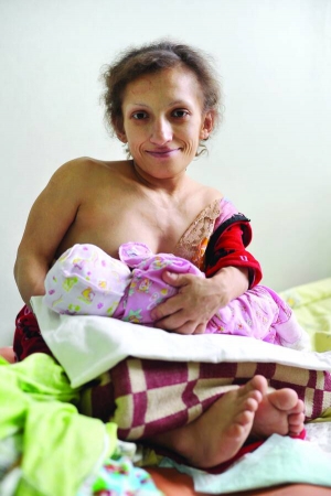 Марія Українець годує груддю дочку Вероніку.