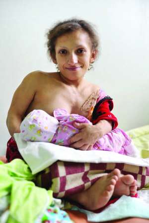 Марія Українець годує груддю дочку Вероніку.