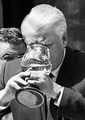 Президент Росії Борис Єльцин п’є біле вино, виготовлене у федеральній землі Рінеланд-Палатінат, на батьківщині канцлера Гельмута Коля під час візиту в Німеччину 12 травня 1994 року