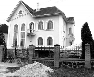 Двоповерховий будинок у черкаському мікрорайоні Дахнівка, де підприємець Олександр силував школярок