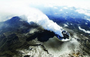 Виверження вулкану Сінмоє ще не досягло піку активності й може почати витікати лава, попереджають геологи і радять евакуювати усіх людей у радіусі 50 кілометрів