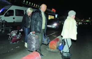 Киянка Оксана (ліворуч) та її батьки йдуть з аеропорту на маршрутку до Києва