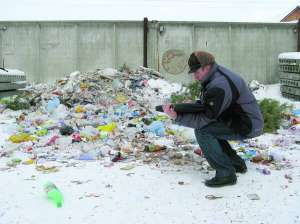 Начальник Миргородської інспекції з благоустрою Сергій Ананський на смітнику поблизу місцевого керамічного технікуму 