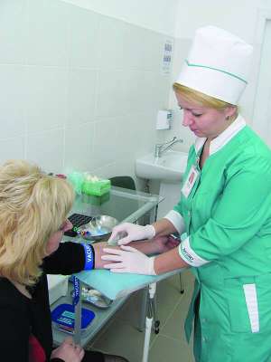 Медсестра Людмила Немовленко бере аналіз крові в пацієнтки