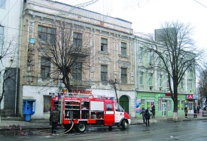 31 січня на центральній вулиці Вінниці Соборній гасять пожежу у господарській будівлі позаду кафе ”Вогник”