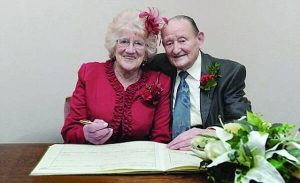 90-річна Елзі та Леслі Харпер, 93 роки, реєструють шлюб у мерії британського міста Дріффілд.