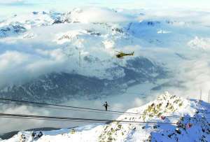 45-річний Фредді Нок йде по фунікулерному тросу на висоті понад 3000 метрів до гори Корвач у швейцарських Альпах