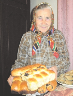 Марія Кравчук із Вінниччини начиняє пиріжки маком, сиром або яблуками