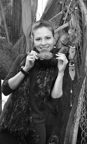 Співачка Пильца у столичному ресторані ”Щекавиця” грається із золотою рибкою