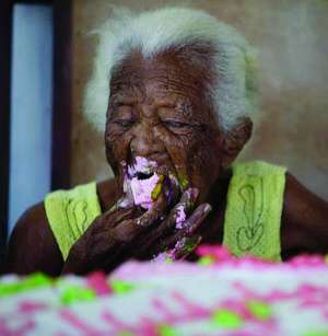 Кубинка Канделарія Родрігес їсть святковий торт