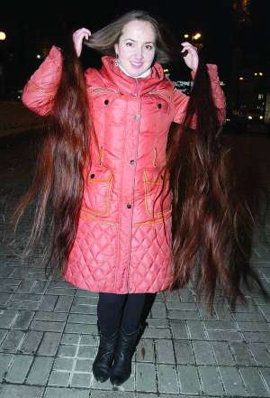 Киянка Ганна Гнатюк розпустила косу біля столичної станції метро Хрещатик