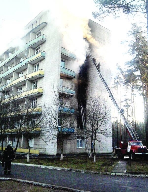 Пожежники драбиною забираються до палаючого спального корпусу №3 санаторію ”Поділля” у Хмільнику