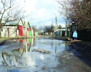 Черкасець Сергій обходить попід  дворами калюжу по вулиці Крилова