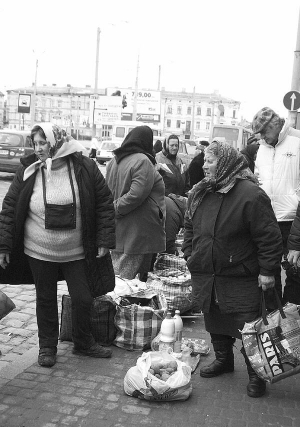 Селяни торгують домашніми продуктами на тротуарі вздовж вулиці Городоцької біля Привокзального ринку у Львові