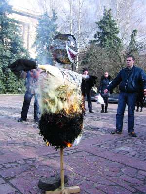 9 лютого представники ”Свободи” й Української народної партії палять солом’яне опудало українофоба під черкаською облдержадміністрацією