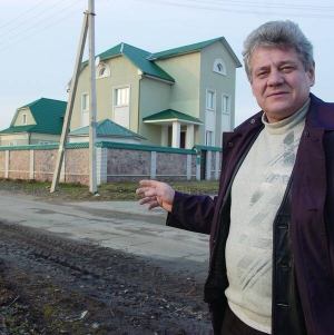 Григорій Тараненко із села Білогородка під Києвом звів на одній ділянці два будинки — для себе і батьків
