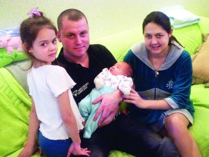 Олексій Шняга з міста Козятин на Вінниччині тримає дочку Сніжану