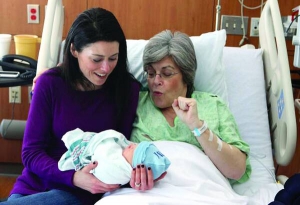 35-річна Сара Коннелл тримає на руках новонародженого сина Фінона 