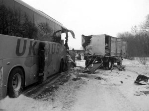Через сильну віхолу водій рейсового автобусу Одеса–Донецьк не помітив вантажівку і людей поряд з нею