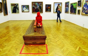 Режисер Лариса Венедиктова сидить на лаві під час перфоменсу у Національному художньому музеї