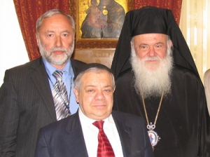 слева направо: Иосиф Зисельс, Михаил Членов, архиепископ Иероним II