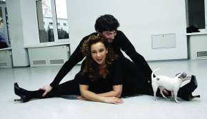 Російська телеведуча Анфіса Чехова на репетиції проекту ”Танці з зірками” зі своїм партнером Віталієм і собакою Тіффані