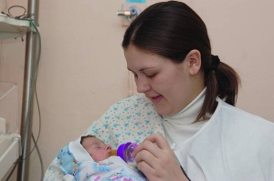 Марина Бакаляр із села Петрівське на Одещині годує сина Максима