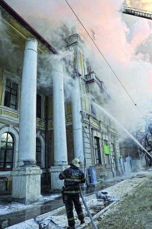 Рятувальники гасять поліклініку №7 на вулиці Тараса Шевченка