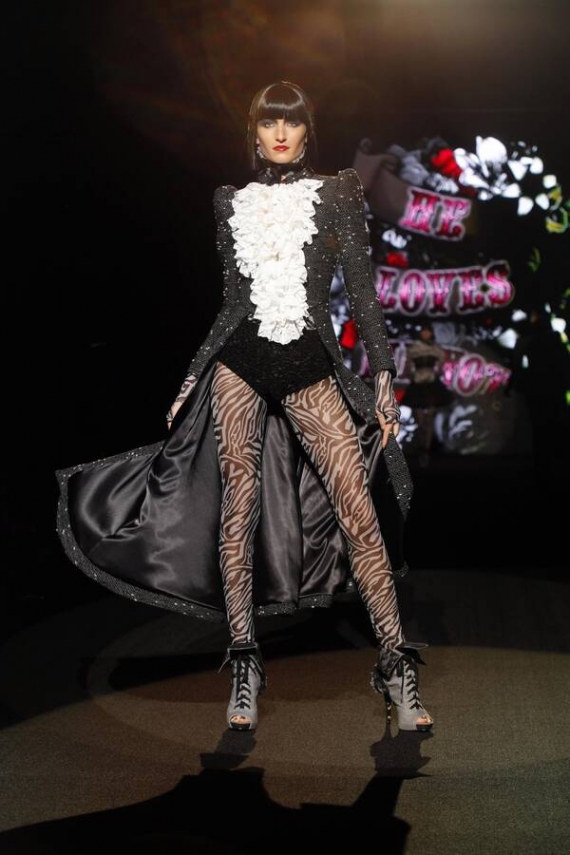 Модель демонструє піджак-пальто на Тижні моди у Нью-Йорку