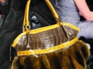 Шкіряні сумки, обшиті хутром, пропонує носити взимку французька дизайнерка Катерина Маландріно