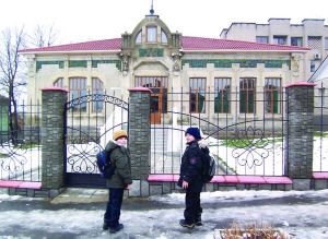 Школярі через огорожу розглядають будинок графа Дмитра Гейдена у центрі Жмеринки на Вінничині