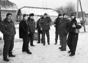 Восьмеро жителів села Конюхи Козівського району Тернопільщини зібралися в центрі, неподалік магазину. Говорять, стало страшно ходити до лісу: людей обшукують, вимагають документів