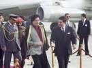 Екс-президент Тунісу Зін аль-Абідин бен Алі вітає Каддафі. Аеропорт Тунісу, 10 січня 1990 року