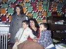 Супруга Каддафи София с детьми в бедуинском шатре, установленном в президентской резиденции. Окраина Триполи, 12 января 1986 года