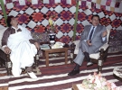 Каддафі сміється з жарту екс-президента Єгипту Хосні Мубарака у бік журналістів. Сіді Баррані, 21 квітня 1992 року