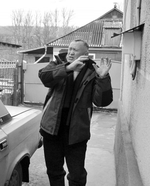 Володимир Лавренчук з міста Могилів-Подільський Вінницької області показує лічильник електроенергії, який підпалили невідомі. Вогонь перекинувся на його автомобіль ”волга”