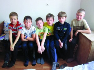 Учнів четвертих-п’ятих класів менської школи на Чернігівщині поклали до районної лікарні. Їм зробили щеплення. За кілька тижнів будуть результати дослідження, чи був пес, з яким контактували діти, хворий на сказ