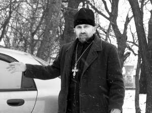 Священик Дмитро Кулічковський побачив, як даїшники б’ються з водієм. Зупинився і смикнув водія за ноги