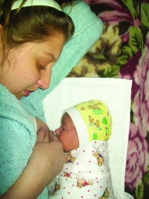 Хмельничанка Лідія Закорчевна годує груддю новонароджену доньку. Фото зроблене 23 січня за кілька годин до загибелі жінки