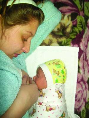Хмельничанка Лідія Закорчевна годує груддю новонароджену доньку. Фото зроблене 23 січня за кілька годин до загибелі жінки