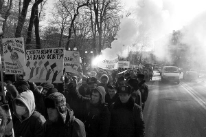 Студенти столичних вищих навчальних закладів ідуть вулицею Грушевського до комітетів Верховної Ради виступати проти нового законопроекту ”Про вищу освіту”. 28 лютого