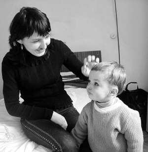 Тетяна Шевчук лікується з сином Семеном у Христинівській райлікарні Черкаської області. З цієї лікарні жінка і викинула хлопчика