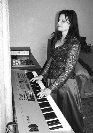 Незряча полтавка Олена Ковтун грає на синтезаторі, який їй подарували за перемогу у другому сезоні проекту ”Україна має талант”