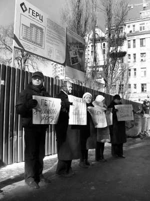 Жінки тримають плакати у вівторок біля будівельного майданчика на вулиці Пирогова, 2 у Києві. Хочуть, аби там припинили роботи. Коли протестували минулої п’ятниці, робітники їх побили