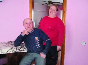 Григорій Паламарчук із дружиною Валентиною у своїй хаті в селі Шарнопіль Монастирищенського району Черкащини. До них у гості пообіцяв приїхати президент Віктор Янукович у період із 25 березня до 10 квітня