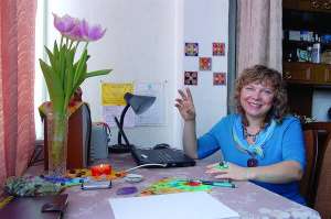 Російський психолог Наталія Ладіні сидить за столом у квартирі, яку винаймає, коли приїжджає до Києва. Вона розробила власний метод діагностики долі людини за принципом 22 енергій