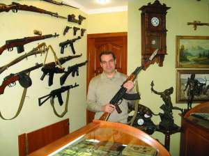 Директор  магазину ”Антикваріат” у Черкасах Валерій Скринник показує муляж автомата Калашникова. Муляжною зброєю оздобив одну зі стін торговельного залу. Справжню антикварну зброю продавати заборонено