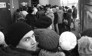 Люди стоять у черзі до польського митного контролю на пропускному пункті у суботу в обід. Митники пропускають людей і перевіряють їхні документи протягом години. Потім роблять перерву на годину-дві